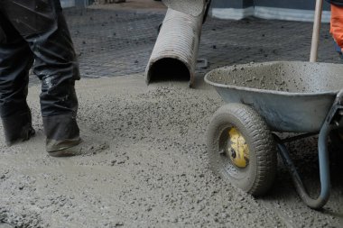 İnşaatçılar inşaat alanına beton döktü