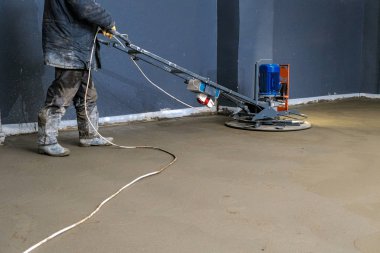 İnşaatçılar inşaat alanına beton döktü