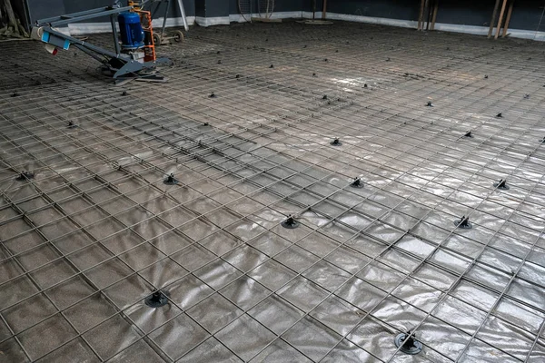 La maglia per armatura lastra di cemento in garage — Foto Stock