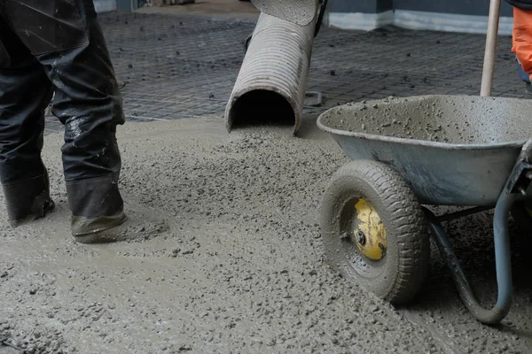 İnşaatçılar inşaat alanına beton döktü — Stok fotoğraf