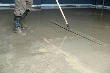 İnşaatçılar inşaat alanına beton döktü