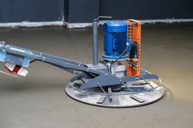 İnşaatçılar inşaat alanına beton döktü