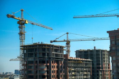 bir inşaat sahasında yüksek vinç