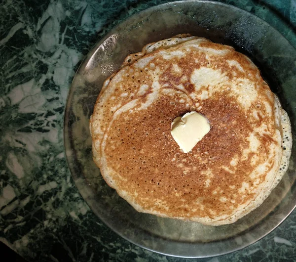 Pancake dengan krim asam di piring — Stok Foto