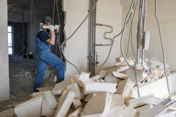 Pekerja menghapus puing-puing dari dinding yang hancur — Stok Foto