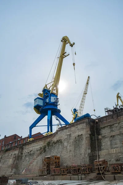 Limanda bulutlara karşı çalışan Gantry vinci.