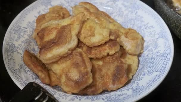 Golden chicken legs in batter fried in a pan — Stock videók