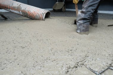 İnşaatçılar inşaat alanına beton döktü