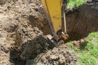 kazıcı şantiyede kil toprak kazıyor