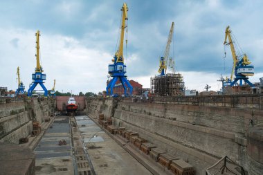Limanda bulutlara karşı çalışan Gantry vinci.