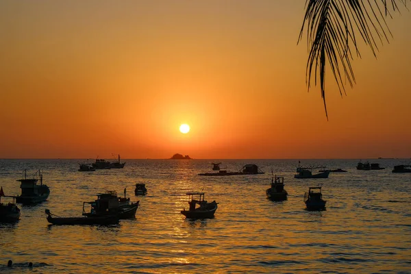 Le magnifique coucher de soleil sur l'île phu quoc — Photo