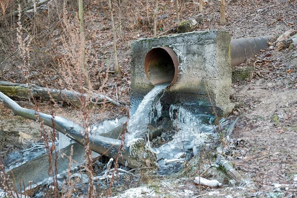 The dirty sewage from factories is dumped into the river 로열티 프리 스톡 사진