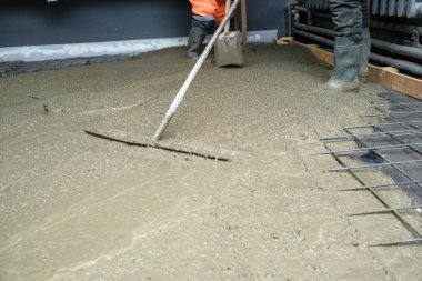 İnşaatçılar inşaat alanına beton döktü