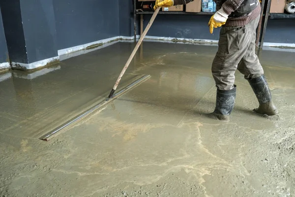 İnşaatçılar inşaat alanına beton döktü