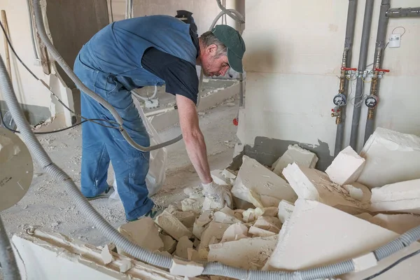 Pekerja menghapus puing-puing dari dinding yang hancur — Stok Foto