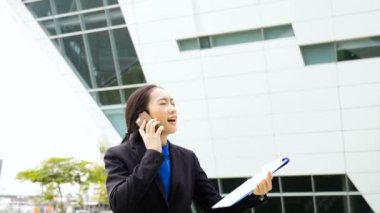 İş adamı iş yerindeki patronu ile bir telefon görüşmesi çalışıyor.