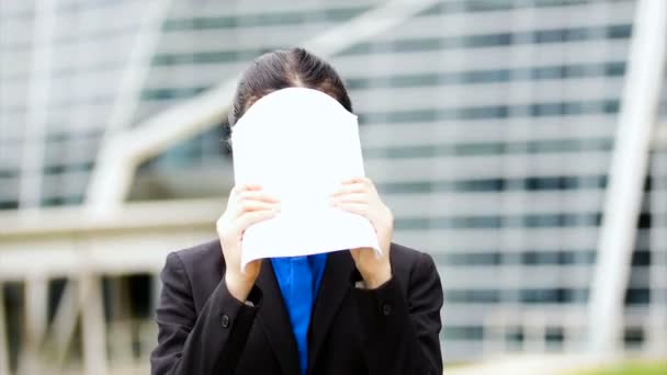 彼女は恥ずかしかった。彼女は彼女の顔を紙を脱いだ. — ストック動画