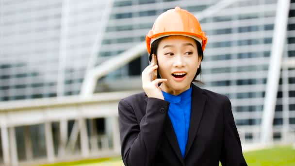 Engenheiro feminino falando no telefone móvel — Vídeo de Stock