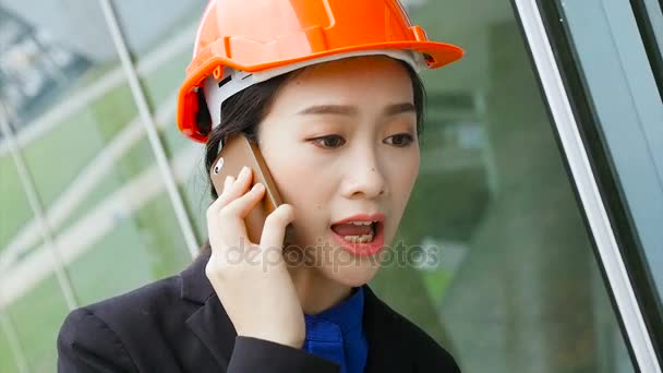 La chica hablando por teléfono en sus teléfonos móviles con sus amigos en una diversión — Vídeos de Stock