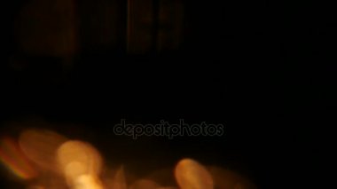 hd kalitesi ile koyu arka plan üzerinde ışık sızıntısı var. Gerçek mercek parlaması 