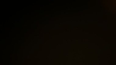 hd kalitesi ile koyu arka plan üzerinde ışık sızıntısı var. Gerçek mercek parlaması 