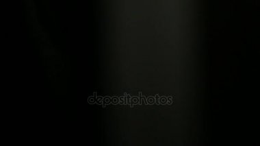 hd kalitesi ile koyu arka plan üzerinde ışık sızıntısı var. Gerçek mercek parlaması