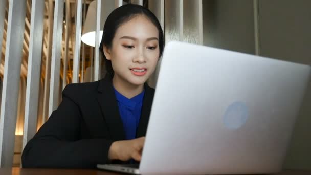 コンピューター援用座っているビジネス女性がコーヒー ショップで働く — ストック動画