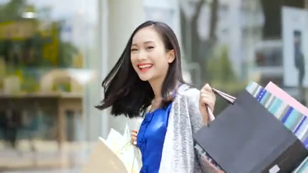 Asijské dívky pošlete úsměv do kamery. Pak se otočila kolem sebe. — Stock video