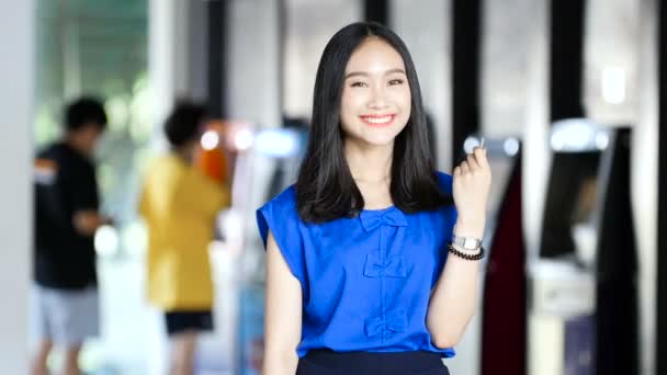 Asiatische Mädchen zeigen Kreditkarten bei Banken, um Produkte zu kaufen. — Stockvideo