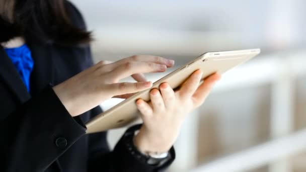 As meninas um tablet jogar estão se comunicando amigos on-line . — Vídeo de Stock