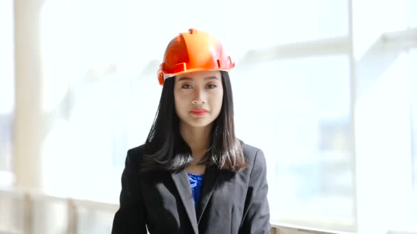 Retrato de hermosa mujer morena de negocios riendo — Vídeos de Stock