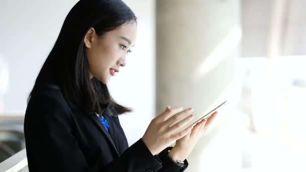 Asiatiques filles jouer tablette au travail après le travail — Video