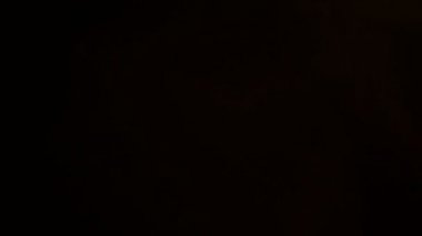 hd kalitesi ile koyu arka plan üzerinde ışık sızıntısı var. Gerçek mercek parlaması