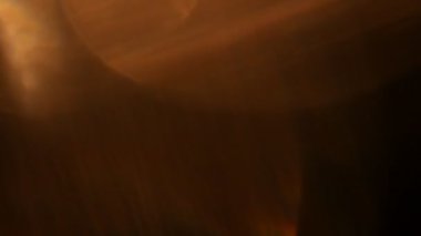 hd kalitesi ile koyu arka plan üzerinde ışık sızıntısı var. Gerçek mercek parlaması