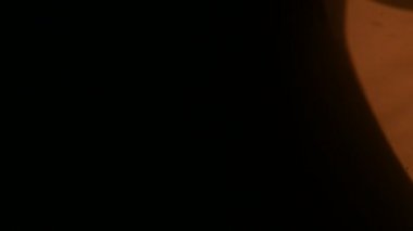 hd kalitesi ile koyu arka plan üzerinde ışık sızıntısı var. Gerçek mercek parlaması