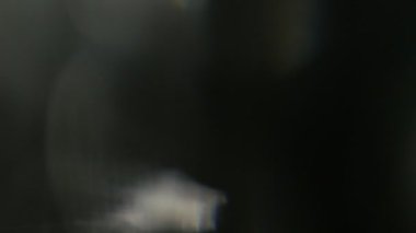 hd kalitesi ile koyu arka plan üzerinde ışık sızıntısı var. Gerçek mercek parlaması