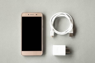 Teknoloji kavramı. seyahat için kırmızı çanta içinde beyaz kulaklık.