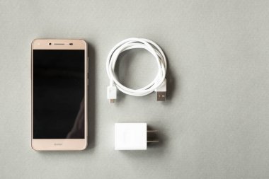 Güncel teknoloji. Çeşitli Kişisel Aksesuar gri arka plan üzerinde atma Üstten Görünüm