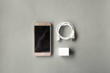 Güncel teknoloji. Çeşitli Kişisel Aksesuar gri arka plan üzerinde atma Üstten Görünüm