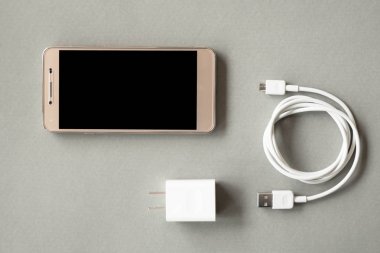 Güncel teknoloji. Çeşitli Kişisel Aksesuar gri arka plan üzerinde atma Üstten Görünüm