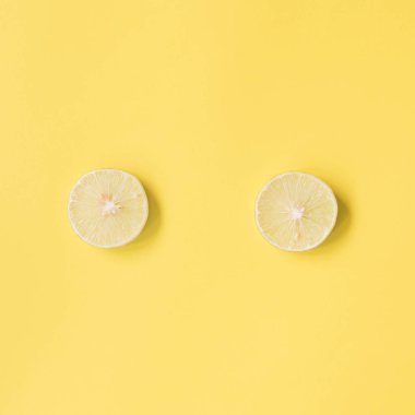 Bir dilim taze sarı limon doku arka plan deseni. Limon parçaları farklı boyutlarda arka planda. Narenciye parçaları tarafından kurulan doku.