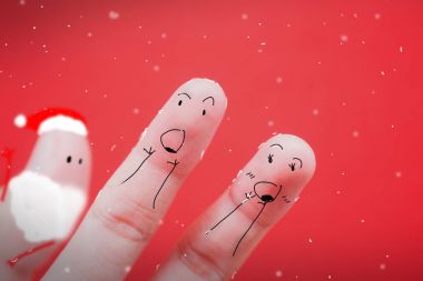 Mutlu bir çift parmak sanatı. Mutlu çiftimiz Noel şapka denizin üzerinde dinlenme içinde... Tatil yeni yıl ve Noel