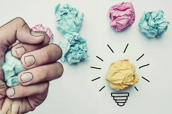 Idea creativa.Concetto di idea e innovazione con pallina di carta — Foto Stock