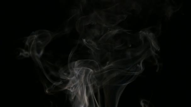 Husté mlhy závěje až vzduch, vytváří kouř z cigaret. — Stock video
