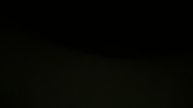 Işık darbeleri ve glows.beautiful hafif sızıntı ile koyu arka plan üzerinde 4 k hd kalitesinde. Gerçek mercek parlaması ve hafif sızıntı.