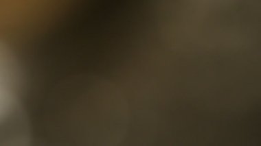 Işık darbeleri ve glows.beautiful hafif sızıntı ile koyu arka plan üzerinde 4 k hd kalitesinde. Gerçek mercek parlaması ve hafif sızıntı.