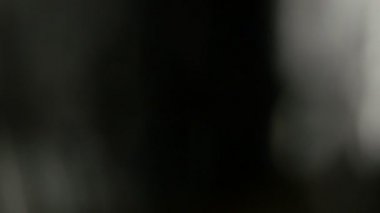 Işık darbeleri ve glows.beautiful hafif sızıntı ile koyu arka plan üzerinde 4 k hd kalitesinde. Gerçek mercek parlaması ve hafif sızıntı.