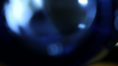 Işık darbeleri ve glows.beautiful hafif sızıntı ile koyu arka plan üzerinde 4 k hd kalitesinde. Gerçek mercek parlaması ve hafif sızıntı.