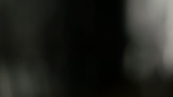 Pulsations lumineuses et brillances.belle fuite de lumière en qualité 4K hd sur fond sombre avec.Réel éclat de lentille et fuite de lumière .