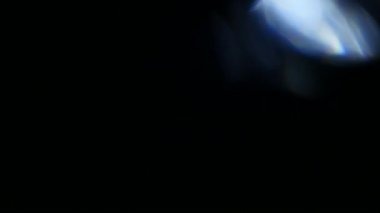 4 k kalitesi ile koyu arka plan üzerinde ışık sızıntısı var. Gerçek mercek parlaması